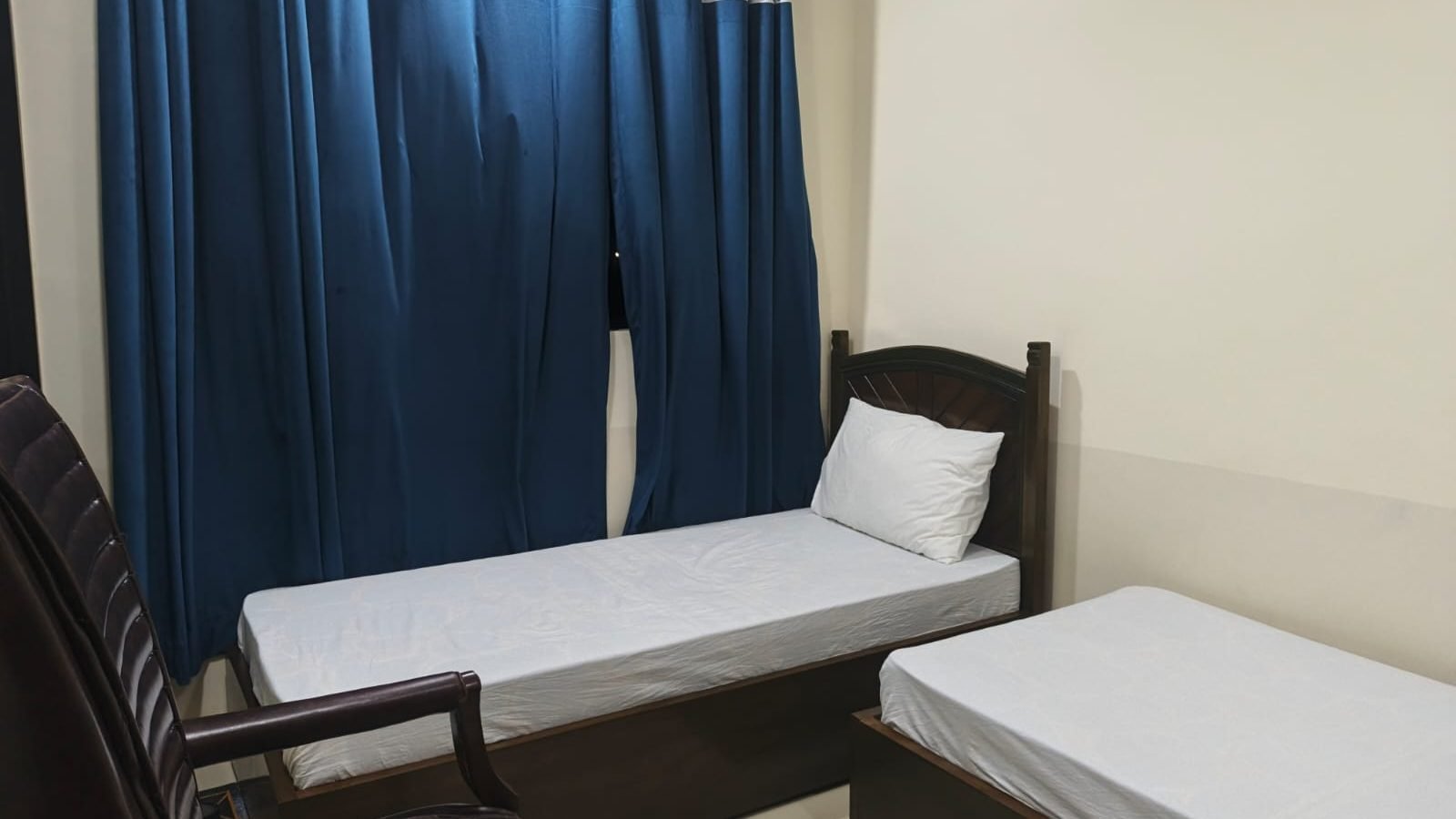 Twin bedroom (1)