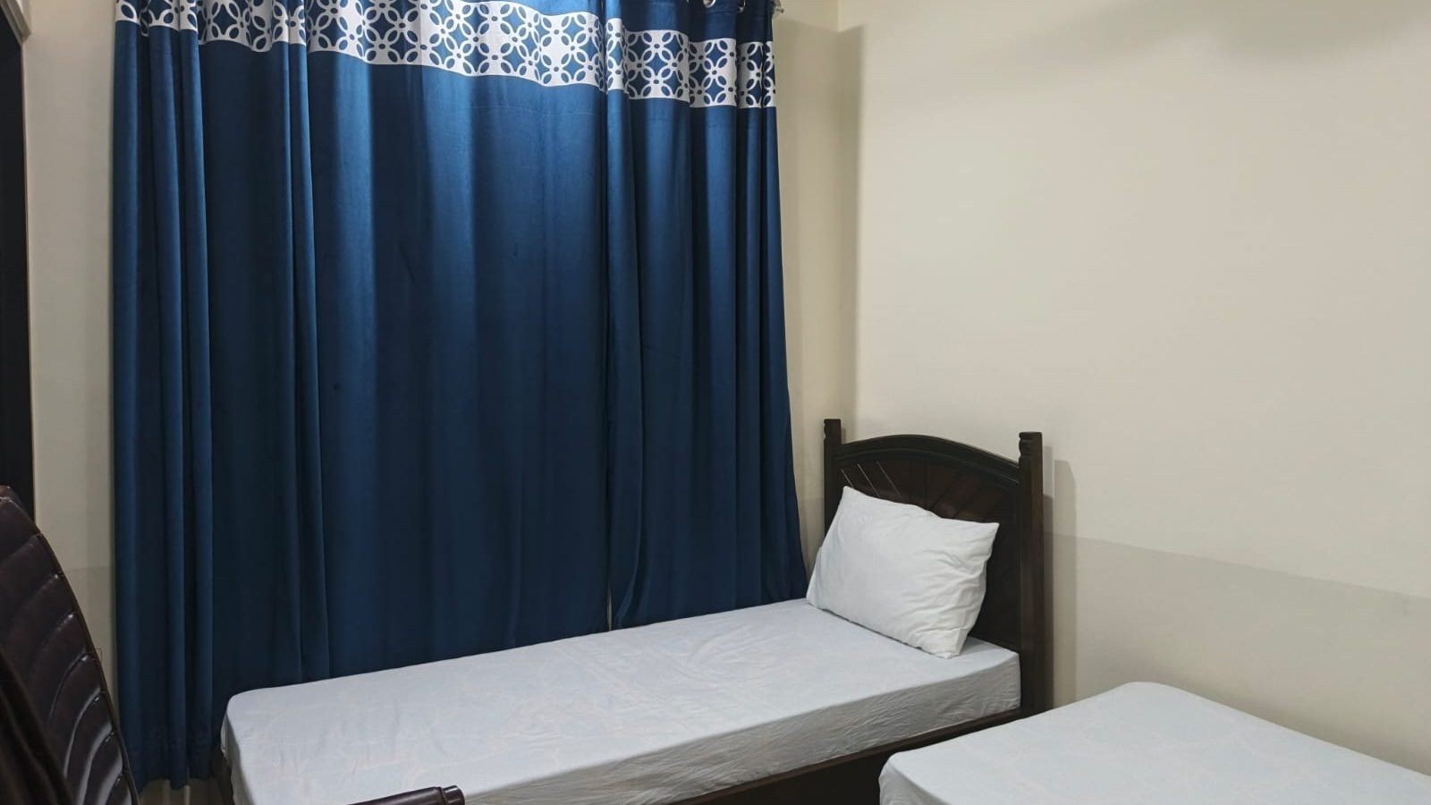 Twin bedroom (7)